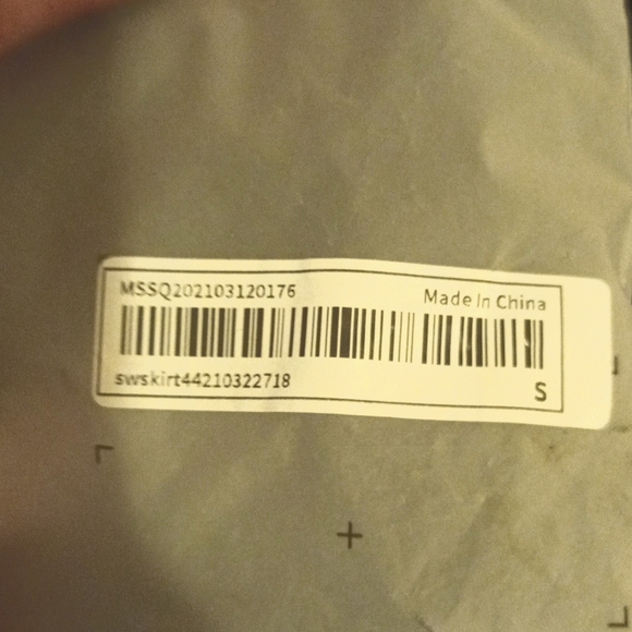 BNW/OT(orginal pkg) SHEIN Ladies (size small) Black Skirt w/thigh-slit & ruche - Picture 4 of 4